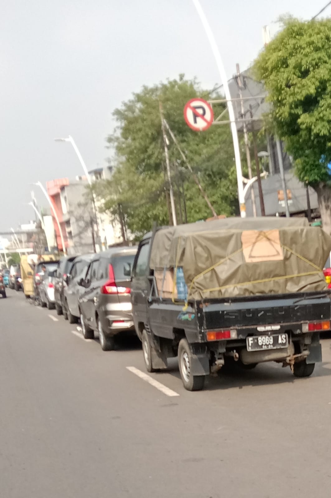 Rambu Dilarang Parkir, Jadi Tempat Parkir Kendaraan Sekitar Kawasan Pasar Jatinegara Jakarta Timur