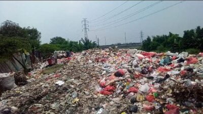 Oknum Pegawai Dinas Kabupaten Bekasi Kelola Penampungan Sampah, Buang Ke Sungai.