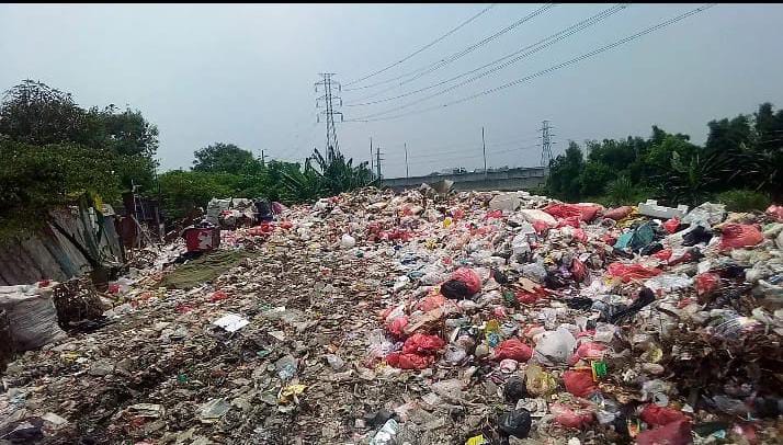 Oknum Pegawai Dinas Kabupaten Bekasi Kelola Penampungan Sampah, Buang Ke Sungai.