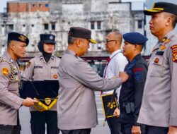 Personel Korps Brimob Polda Sumsel Diganjar Pin Emas dan Piagam Penghargaan