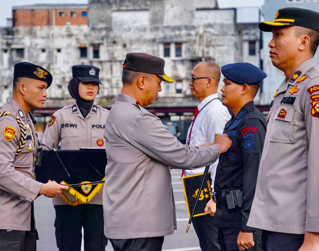 Personel Korps Brimob Polda Sumsel Diganjar Pin Emas dan Piagam Penghargaan