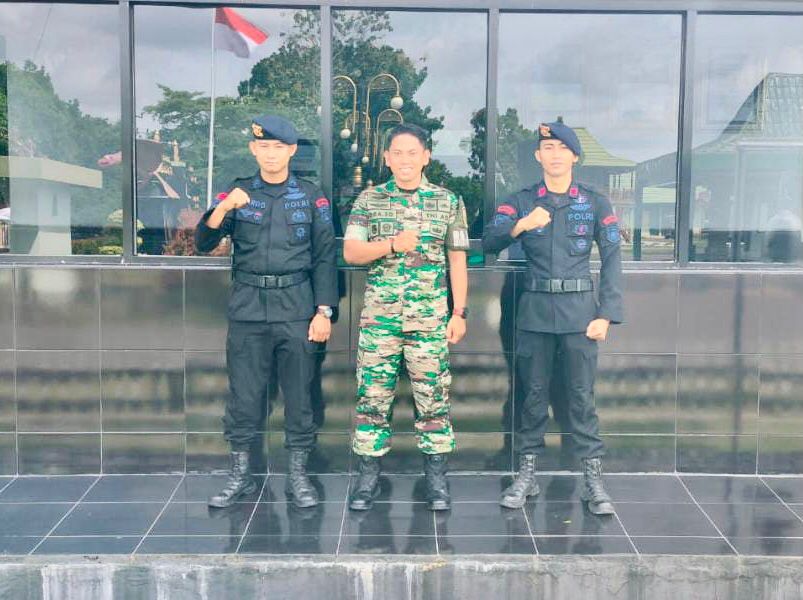 Lima personel Kompi 2 Batalyon C Pelopor Korps Brimob Polda Sumsel kembali menyambangi serta bersilaturahmi ke Mako atau Pos TNI