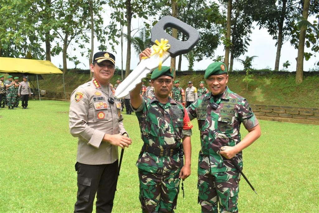 Danrem Wijayakusuma Berikan Penghargaan Babinsa Sumpiuh Tangkap Pelaku Curanmor