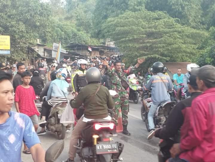 Babinsa Kopka Azmiadi Kembali Beraksi Evakuasi Pipa Tiang Pancang yang Berhamburan di Jalanan