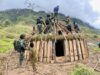 Lestarikan Rumah Tradisional, Satgas Yonif Raider 321 Kostrad Gotong Royong Bangun Honai Masyarakat Distrik Mbua Papua