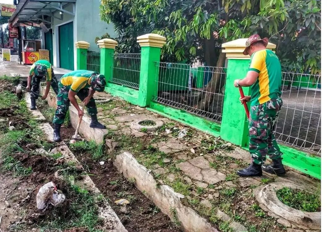 Prajurit Pasopati Laksanakan Karya Bakti Pembersihan Lingkungan Sarana Ibadah Masjid Al Falah