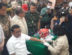 KSP JENDERAL (PURN) MOELDOKO IKUT SUNTIK VITAMIN C DI KODAM JAYA