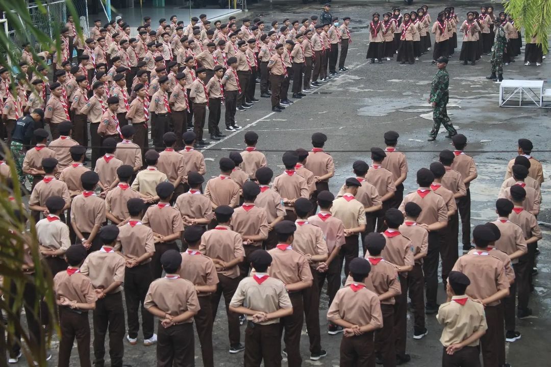 Tanamkan Kedisiplinan, Prajurit Yonif Raider 515 Kostrad Latih PBB Kepada SMK PGRI 3 Tanggul