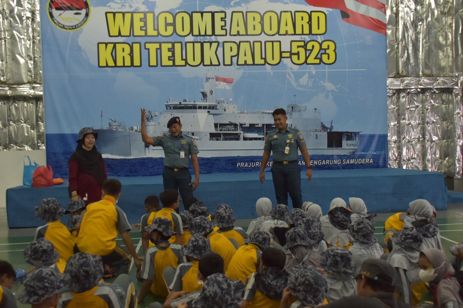 PENUH SEMANGAT, PELAJAR SEKOLAH DASAR IKUTI WARSHIP TOUR