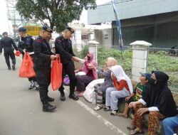 Jum’at Berkah, Anggota Brimob Sumsel Awali hari Dengan Bersedekah