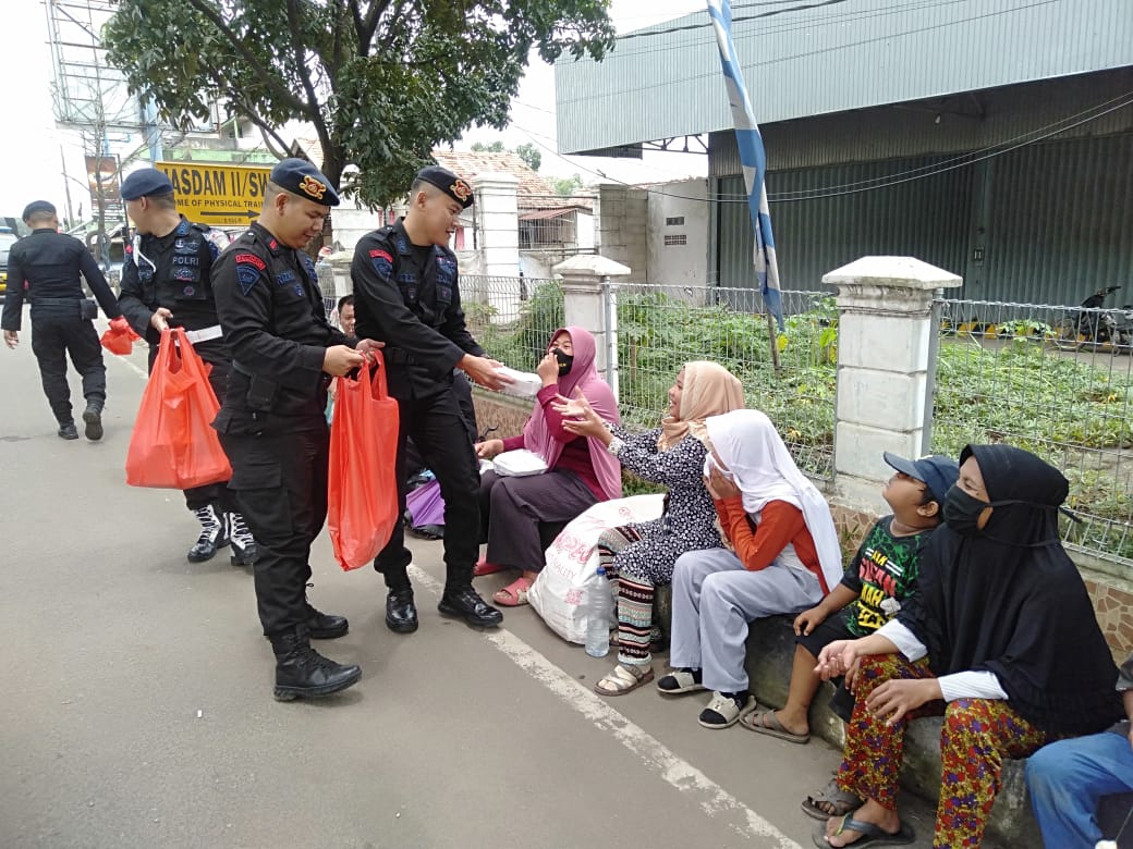 Jum’at Berkah, Anggota Brimob Sumsel Awali hari Dengan Bersedekah