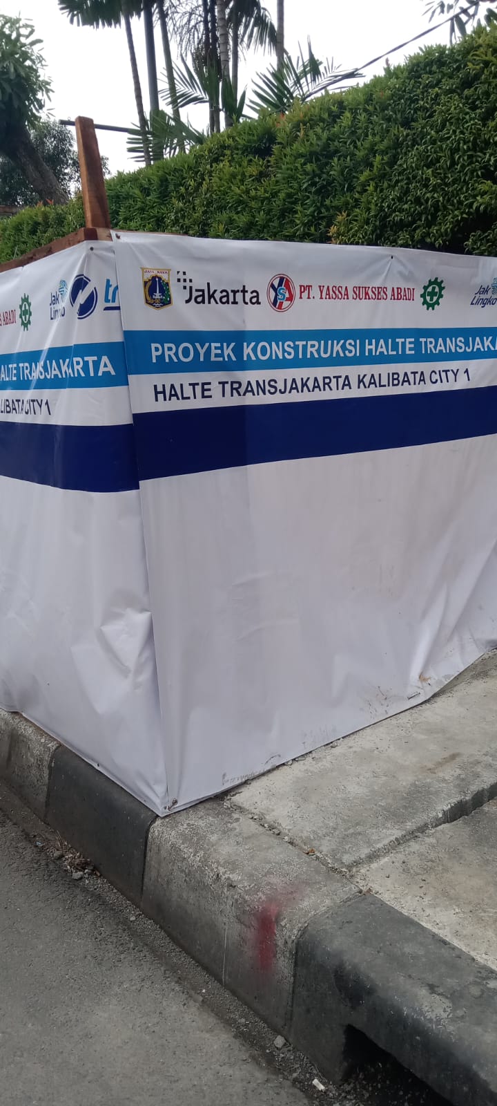 Diduga Abaikan Perpres, Proyek Halte Transjakarta Kalibatacity 1 Dibiarkan Tanpa Papan Nama