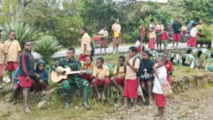 Bukan Lagu Lama Kaset Baru! Satgas Yonif Raider 321/GT Ajarkan Anak-Anak Papua Lagu-Lagu Nasional Indonesia