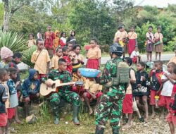 Bukan Lagu Lama Kaset Baru! Satgas Yonif Raider 321/GT Ajarkan Anak-Anak Papua Lagu-Lagu Nasional Indonesia