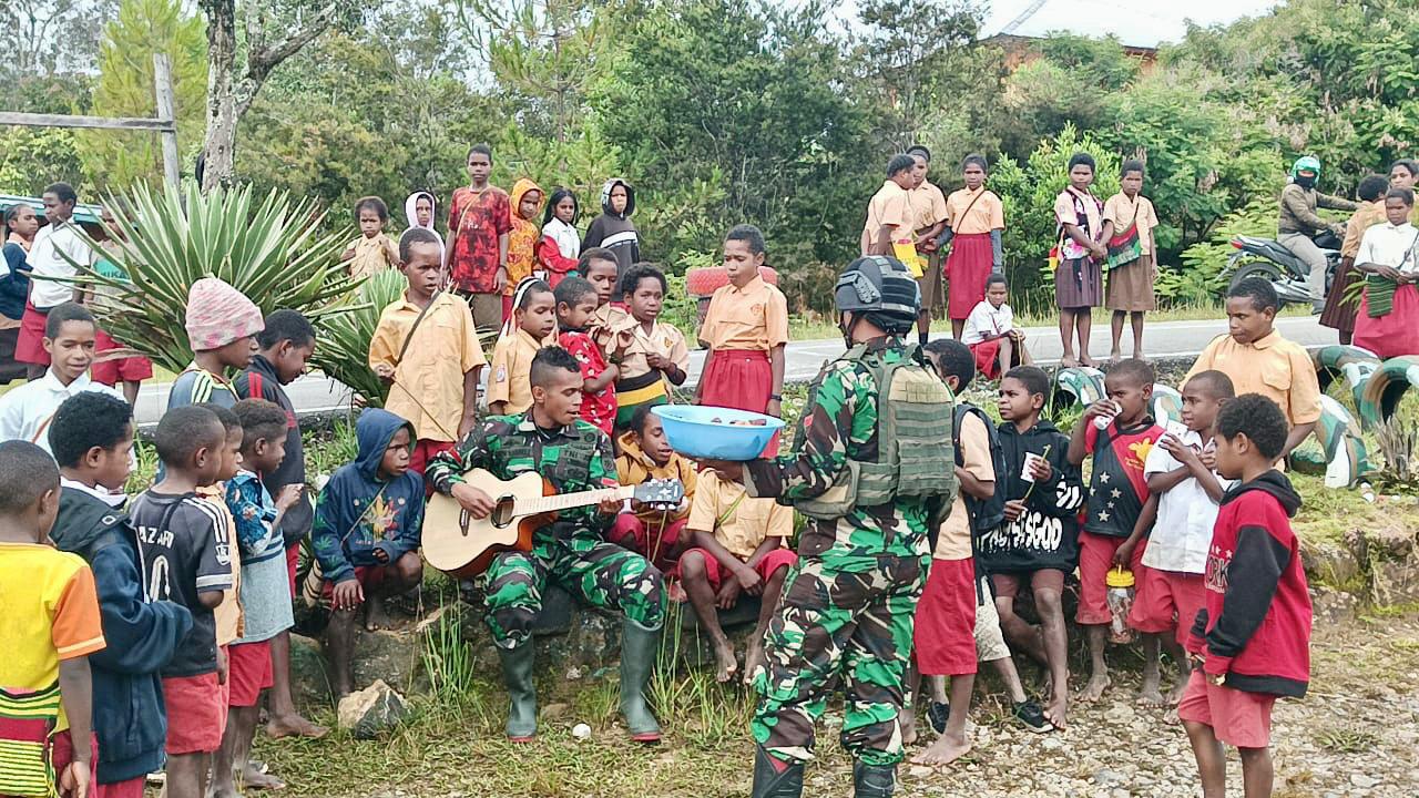 Bukan Lagu Lama Kaset Baru! Satgas Yonif Raider 321/GT Ajarkan Anak-Anak Papua Lagu-Lagu Nasional Indonesia