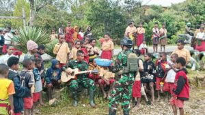 Bukan Lagu Lama Kaset Baru! Satgas Yonif Raider 321/GT Ajarkan Anak-Anak Papua Lagu-Lagu Nasional Indonesia