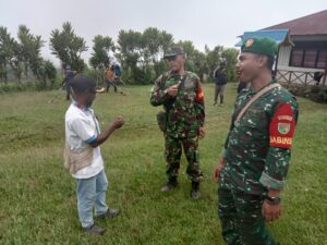 Babinsa Okbibab Bersama Masyarakat Gelar Karya Bakti Bersihkan Kantor Distrik