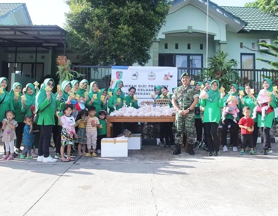 Tambah Gizi Prajurit dan Keluarga, Yonif Mekanis 318 Divif 1 Kostrad Bagikan Telur dan Susu