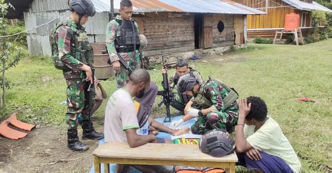 Prajurit Kostrad Sasar Warga Kampung Putagaima, Layani Warga Menderita Sakit