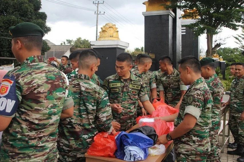 Jumat Berkah Yonif Mekanis 318 Divif 1 Kostrad Berbagi dengan Masyarakat