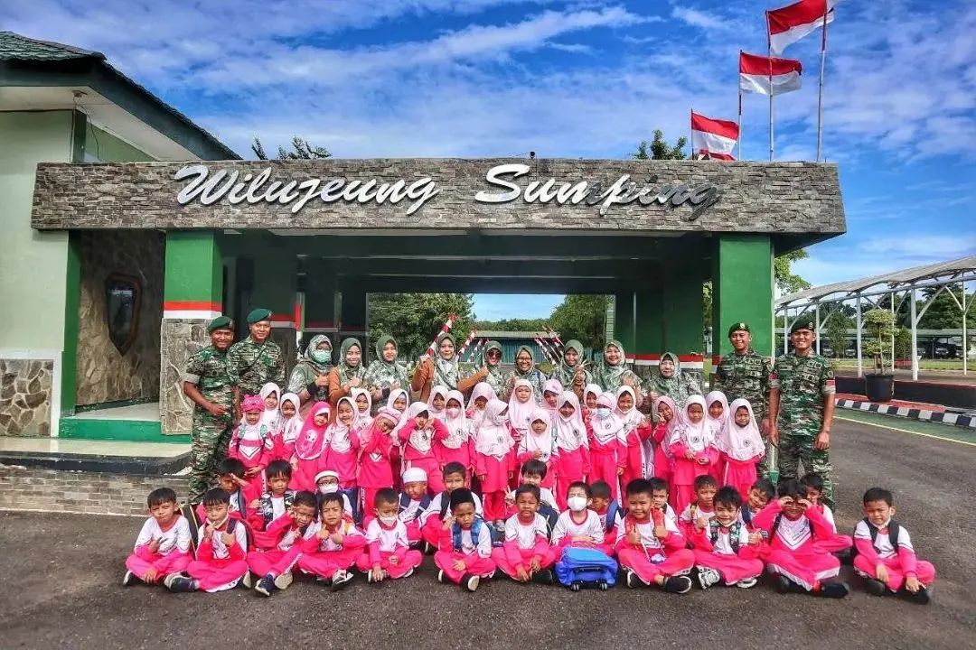 Siswa Taman Kanak-Kanak TK. Islam Iqro Kab. Purwakarta Kunjungi Yonarmed 9 Kostrad