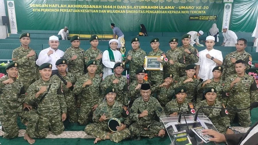 Penuh Semangat Tim Hadrah Al-Askar Yonkes 2 Divif 2 Kostrad pada Festival IV Sholawat TNI- Polri Se Jawa Timur