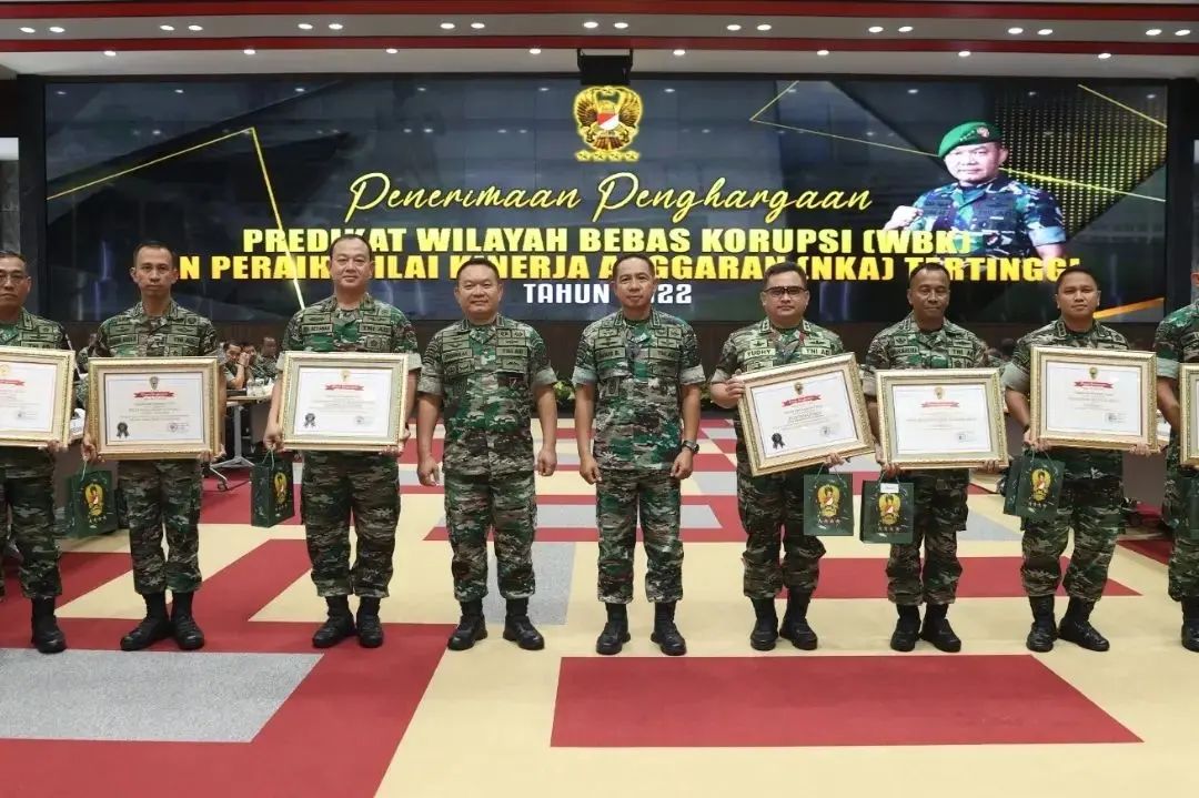 Danbrigif PR 18/Trisula Kolonel Inf Bagus Budi Adrianto, S.E Menerima Piagam Penghargaan Satker TNI AD Peraih Predikat WBK Pada Rapim TNI AD