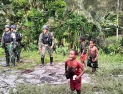 Ajarkan Permainan Tradisional, Satgas Yonif R 303 Jalin Kedekatan Dengan Anak – Anak Puncak