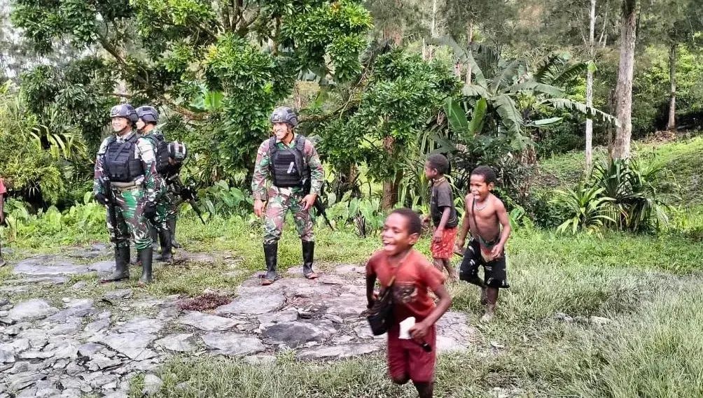 Ajarkan Permainan Tradisional, Satgas Yonif R 303 Jalin Kedekatan Dengan Anak - Anak Puncak