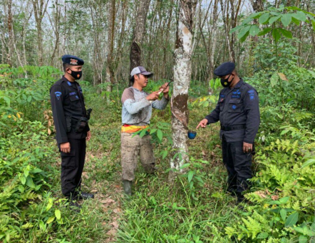 Brimob Sambangi Peternak Dan Petani Di Kab. OKU Timur