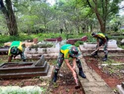 Bakti Sosial Prajurit Kostrad, Bersihkan Lingkungan Pemakaman Bersama Warga