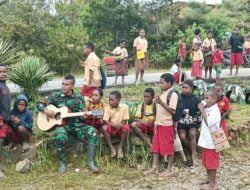 Tanamkan Jiwa Nasionalisme dan Cinta Tanah Air Di Papua, Prajurit Kostrad Ajarkan Lagu Kebangsaan