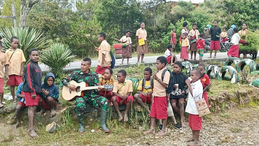 Tanamkan Jiwa Nasionalisme dan Cinta Tanah Air Di Papua, Prajurit Kostrad Ajarkan Lagu Kebangsaan