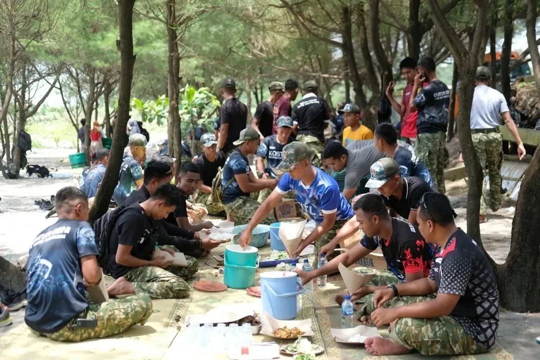 Sasar Pantai Parangtritis, Prajurit Guntur Geni Sadarkan Warga Peduli Lingkungan