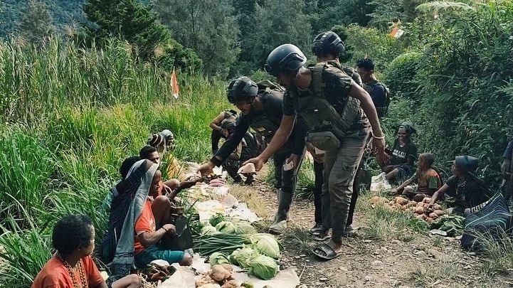 TNI Selalu Hadir Memberikan Solusi, Pengabdian Prajurit PR 305 Kostrad Di Intan Jaya