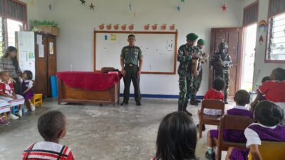 Kodim 1715/Yahukimo Perkenalkan TNI Sejak Dini Kepada Anak-Anak Paud.