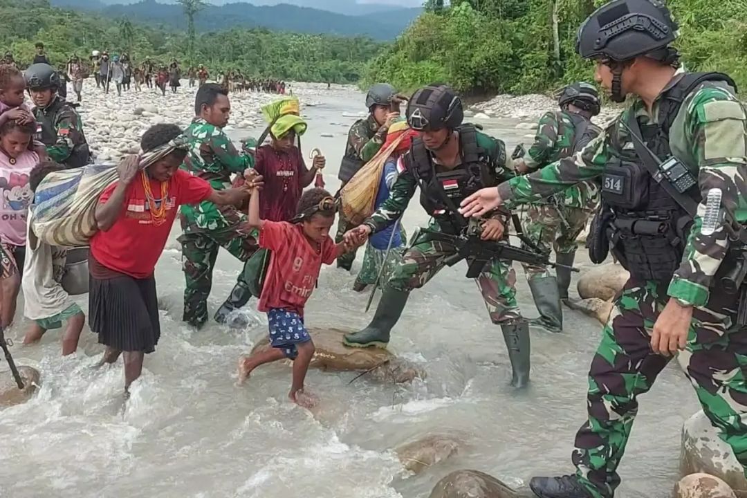 Satgas Yonif Raider 514/SY Kostrad Kembali Evakuasi 167 Orang Masyarakat Distrik Paro Papua