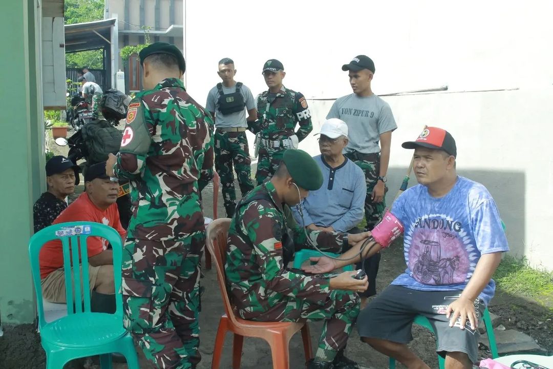 Selalu Hadir Menjadi Solusi, Yonzipur 9 Kostrad Bersihkan Lingkungan dan Layani Kesehatan Warga Cimenyan