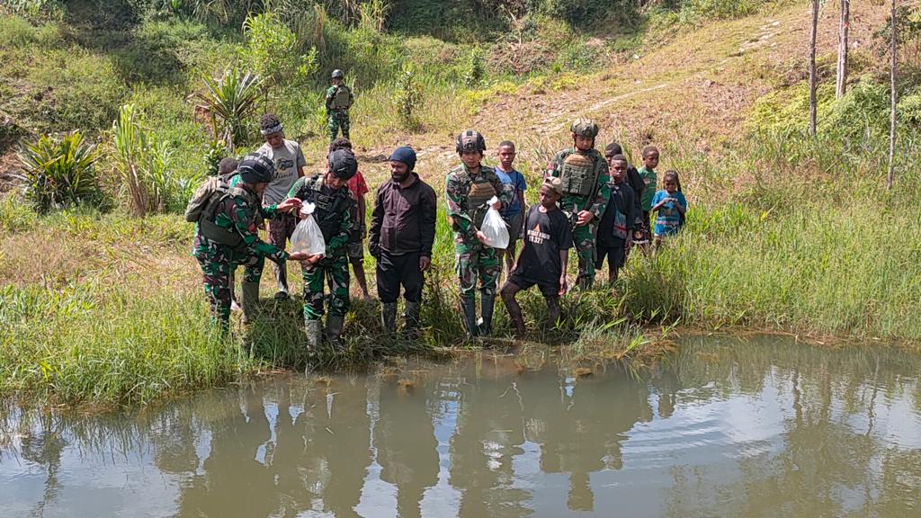 Peduli Ketahanan Pangan! Dalam Rangka HUT Ke-62 Kostrad, Satgas YR 321/GT Berikan Bantuan Bibit Ikan Kepada Masyarakat Distrik Dal.