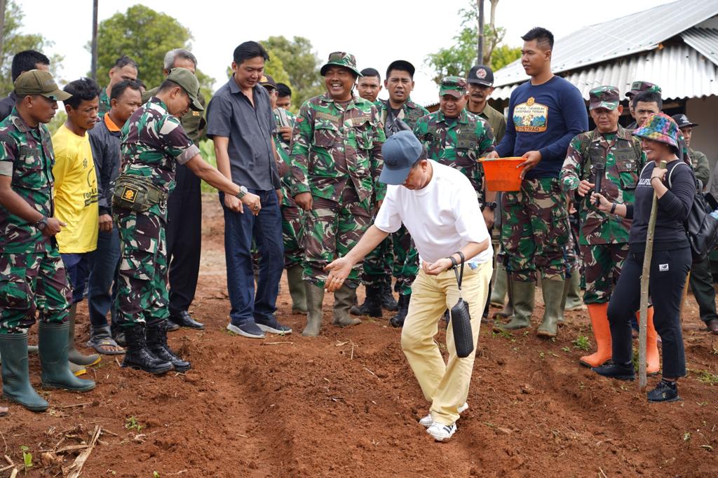 Pembekalan dan Keterampilan Penanaman Wijen dan Padi Japonica, Kaskostrad Mayjen TNI Muhammad Nur Rahmad Tinjau Lahan Ketahanan Pangan