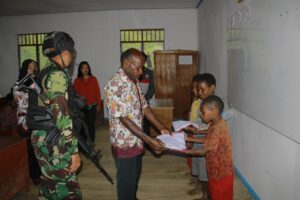 Dalam Rangka HUT Ke-62 Kostrad, Satgas YR 321/GT Bagikan Baju dan Tas Sekolah Anak-Anak Distrik Mbua Papua Pegunungan.