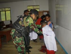 Dalam Rangka HUT Ke-62 Kostrad, Satgas YR 321/GT Bagikan Baju dan Tas Sekolah Anak-Anak Distrik Mbua Papua Pegunungan.