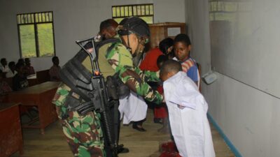 Dalam Rangka HUT Ke-62 Kostrad, Satgas YR 321/GT Bagikan Baju dan Tas Sekolah Anak-Anak Distrik Mbua Papua Pegunungan.