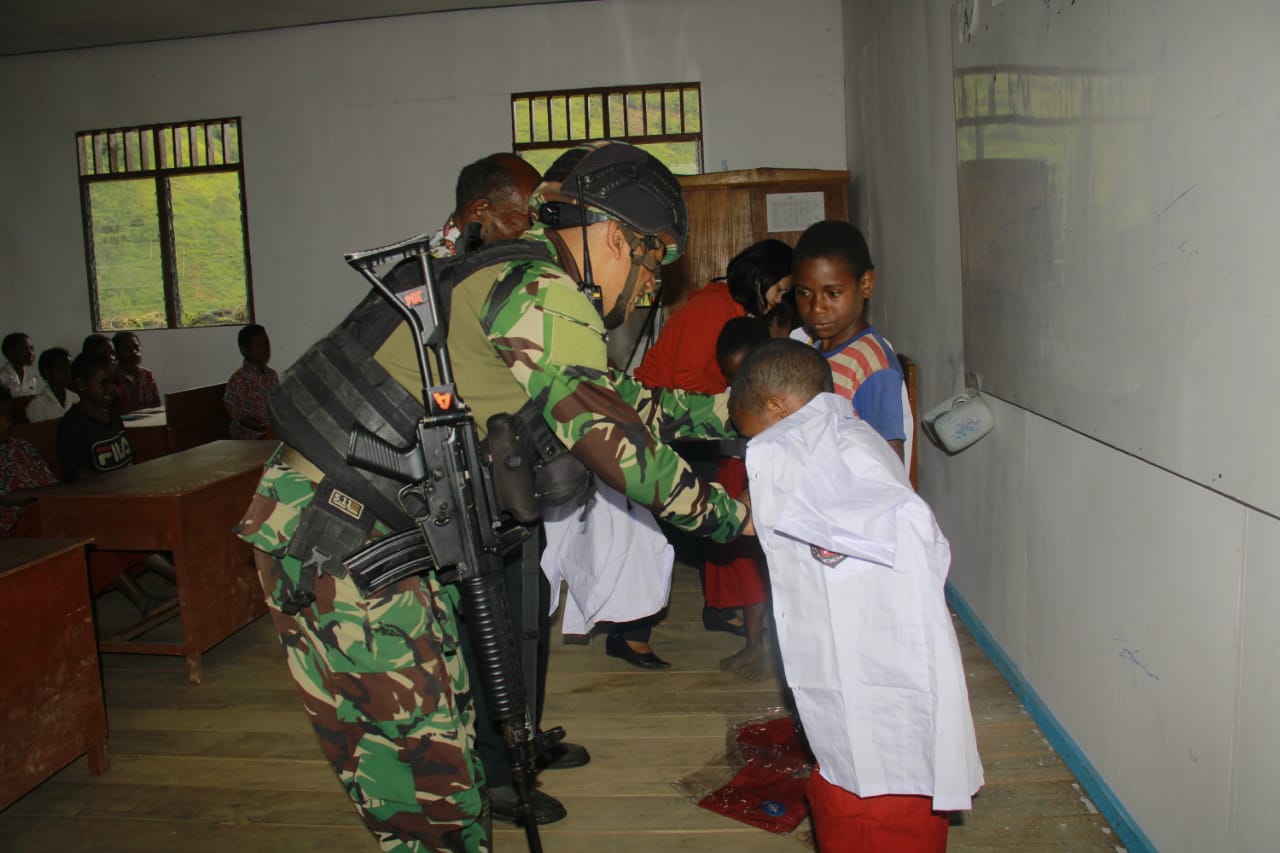 Dalam Rangka HUT Ke-62 Kostrad, Satgas YR 321/GT Bagikan Baju dan Tas Sekolah Anak-Anak Distrik Mbua Papua Pegunungan.