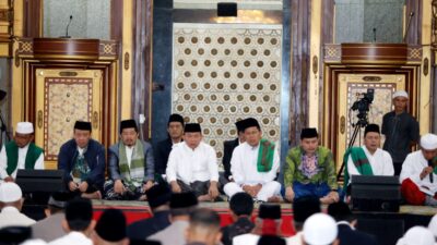 Kasad Bersama Kyai Cholil Nafis Sholat Subuh Berjamaah dan Khotmul Quran di Masjid Agung Cianjur