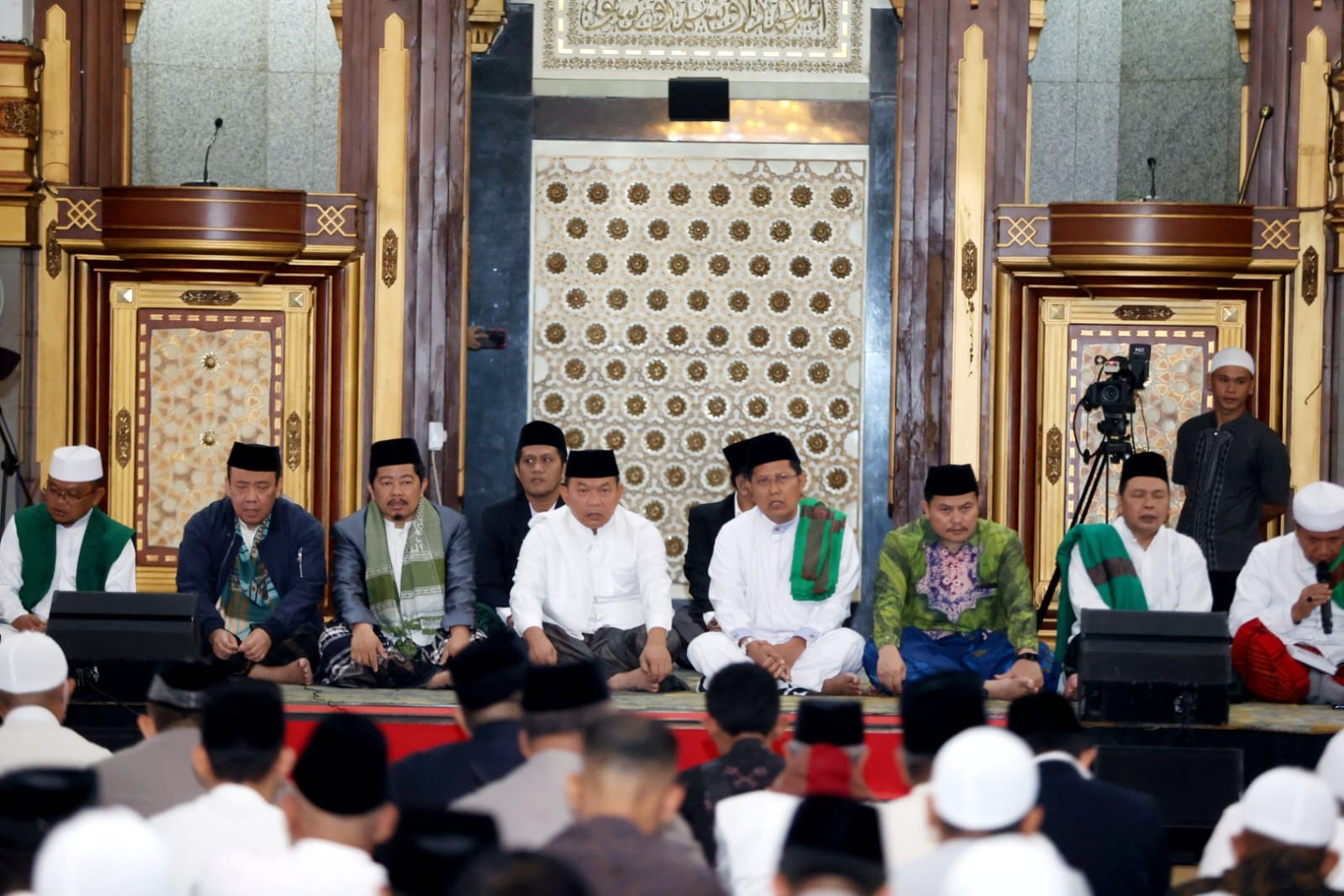 Kasad Bersama Kyai Cholil Nafis Sholat Subuh Berjamaah dan Khotmul Quran di Masjid Agung Cianjur