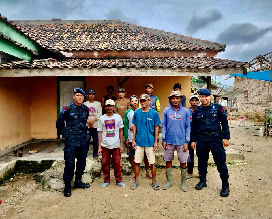 Brimob Sumsel Sambangi Peternak Sapi Di Kab. OKU Timur