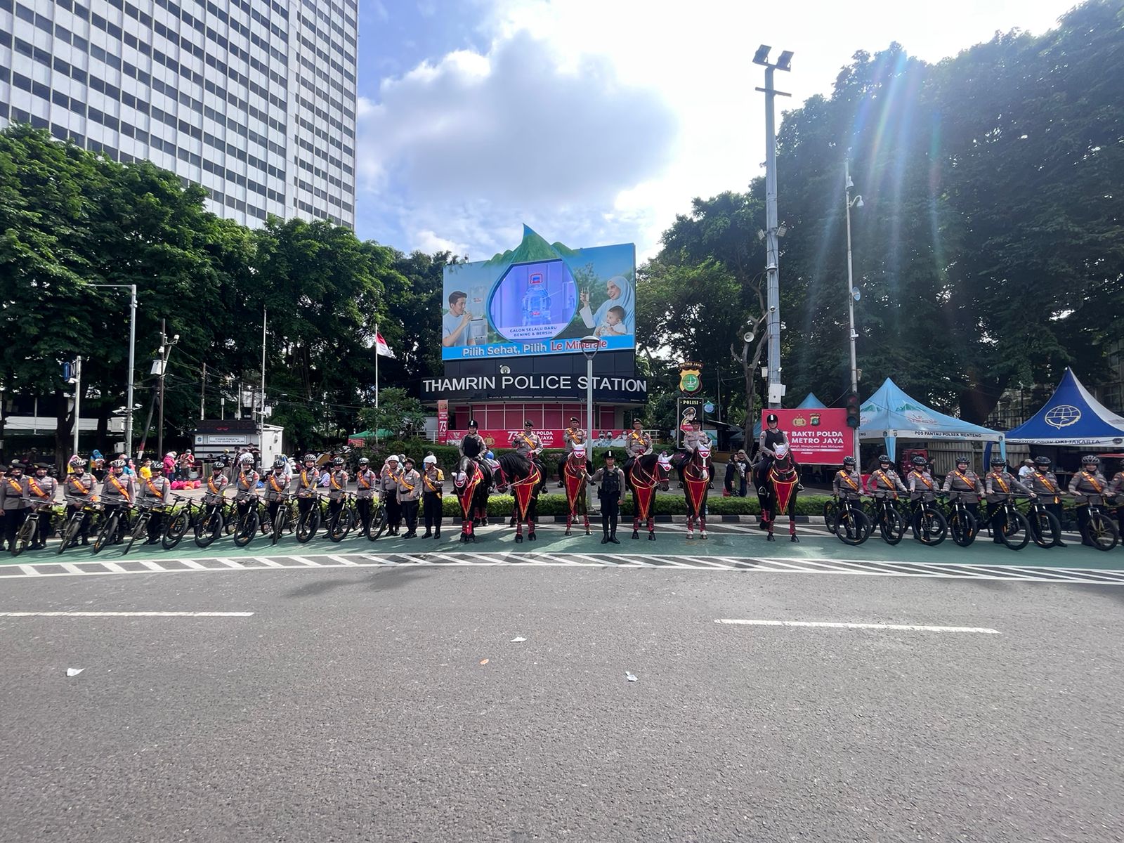 Hadir Ditengah Masyarakat, Polisi Ditsamapta PMJ Lakukan Patroli Dengan Bersepeda di 'Car Free Day