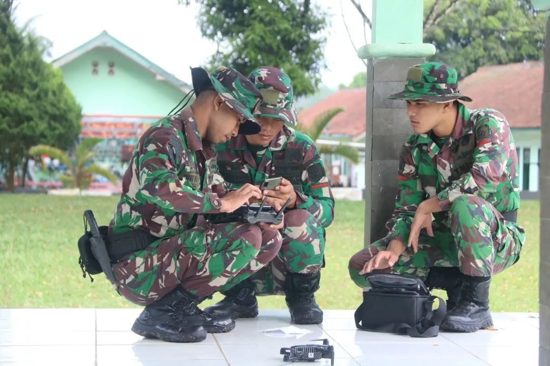 Menghadapi Tantangan Tugas Dengan Kemajuan Tekhnologi, Yonif R 323 Tatar Prajurit Operasionalkan Drone