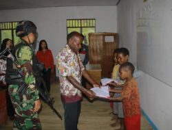 Semangat Belajar Anak Papua, Sambut HUT Ke-62 Kostrad Bagikan Baju Seragam dan Tas Sekolah